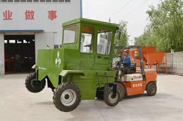 RYFD2000型轮式翻堆机山东批量发货装车运输过程