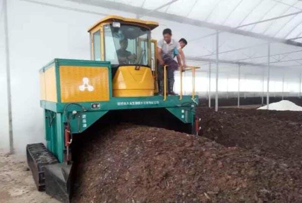 地面翻堆机在室内作业实例图片