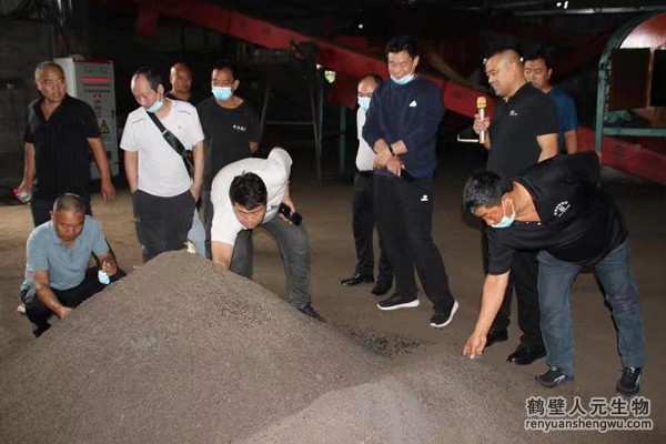 观摩团参观农业有机废弃物工厂化标准化处理科技示范点