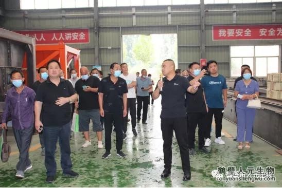 观摩团参观农业有机废弃物资源化利用技术装备制造厂