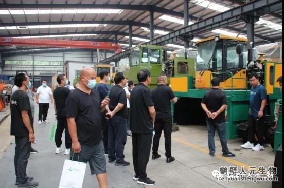 观摩团参观农业有机废弃物资源化利用技术装备制造厂