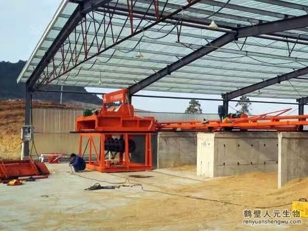 污泥发酵翻抛机图片